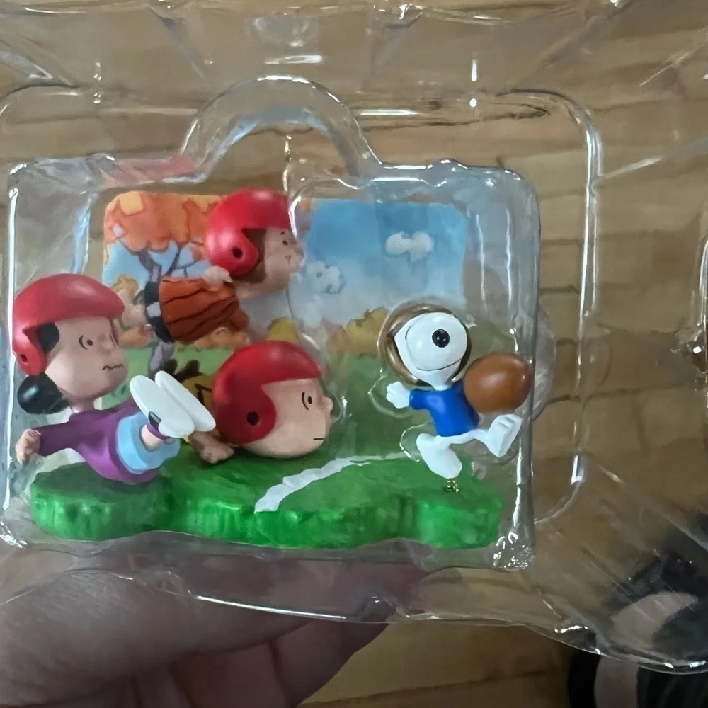Hallmark Keepsake Touchdown Snoopy Christmas‎ Tree Ornament Peanuts Gang 2005